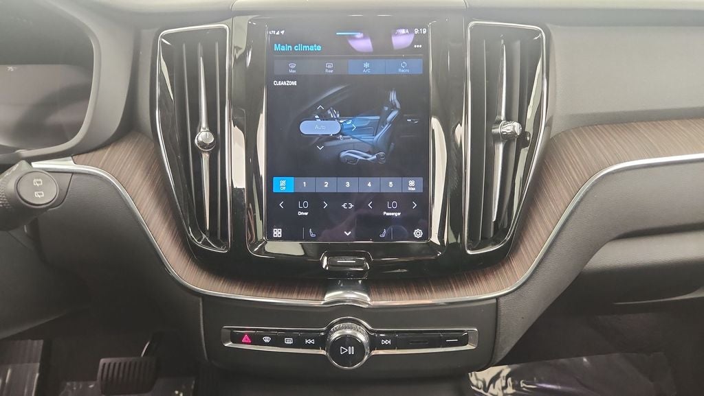 2022 Volvo XC60 B5 Momentum